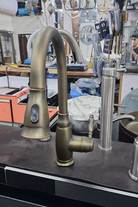 حنفية مطبخ برونزية عتيقة بفتحة سحب